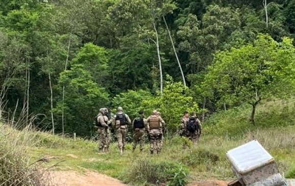 Policiais realizaram cerco e conseguiram efetuar prisão (Foto: Polícia Militar)