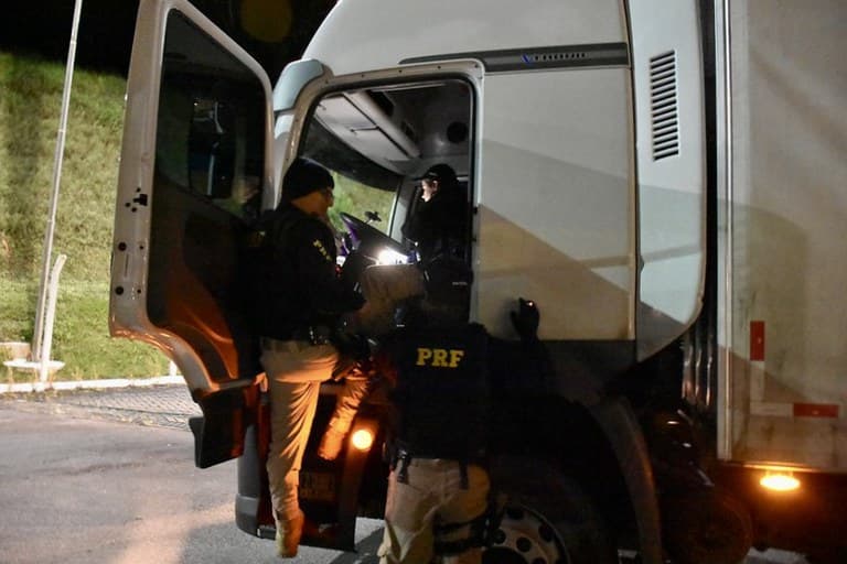 Policiais sentiram odor da substância (Foto: PRF)