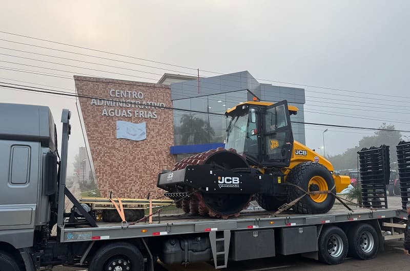 Águas Frias recebe novo rolo compactador com investimento de mais de R$ 590 mil