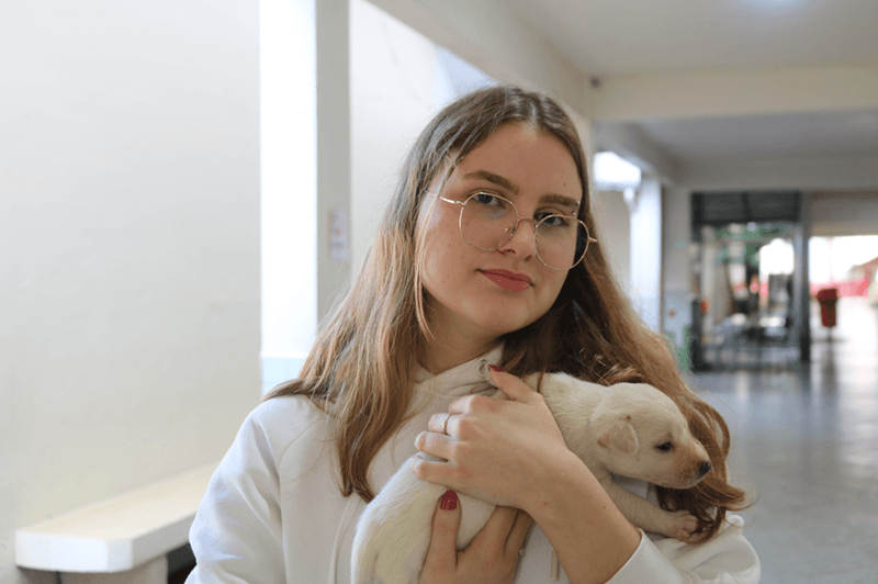 Mirela adotou um dos animais (Foto: Henrique Paulo Koch)