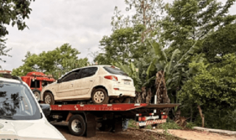 Peugeot abandonado há bastante tempo, termina guinchado na região