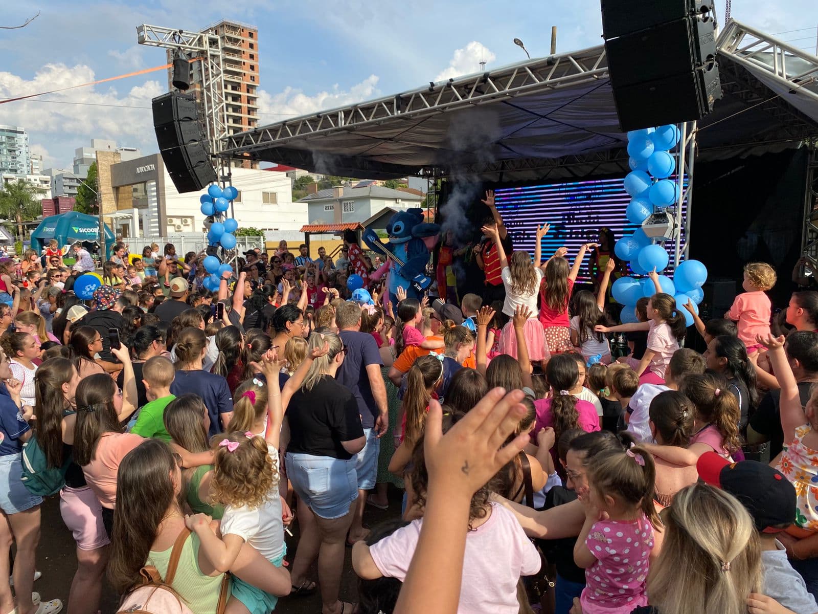 Praça do Lago lota em tarde de alegria e diversão no Dia das Crianças em Pinhalzinho