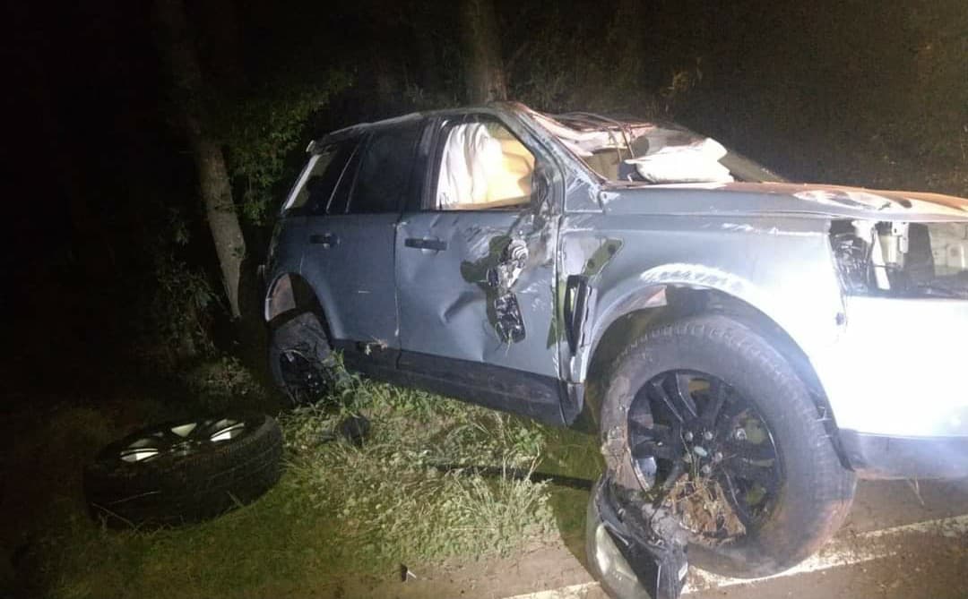 Carro de luxo ficou completamente destruido (Foto: Polícia Militar Rodoviária )