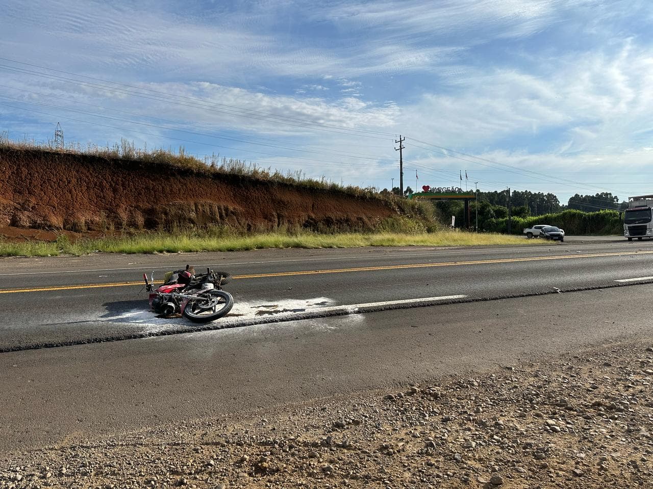 Motociclista é jogado a vários metros de distância em acidente