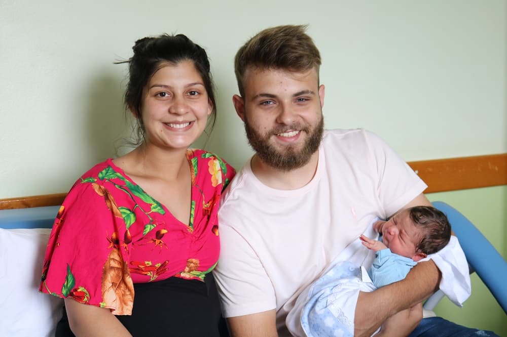 Jovem casal teve uma surpresa agradável no primeiro dia do ano (Foto: Henrique Paulo Koch)