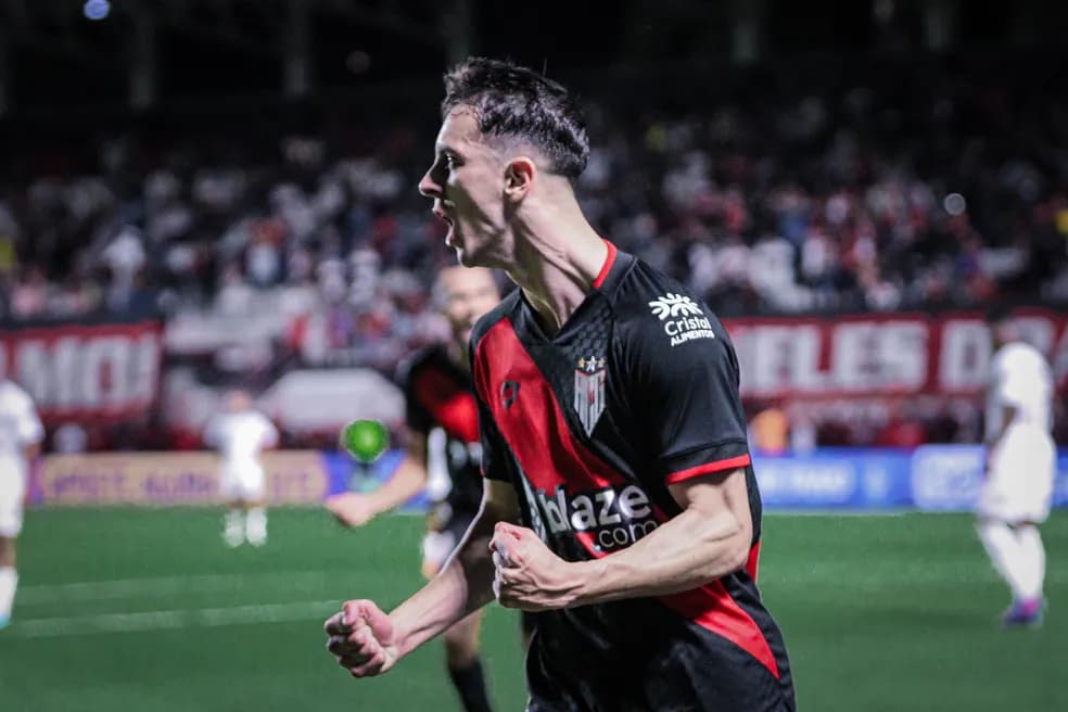 Depois de ser cogitado no Inter, Shaylon renova com Atlético-GO