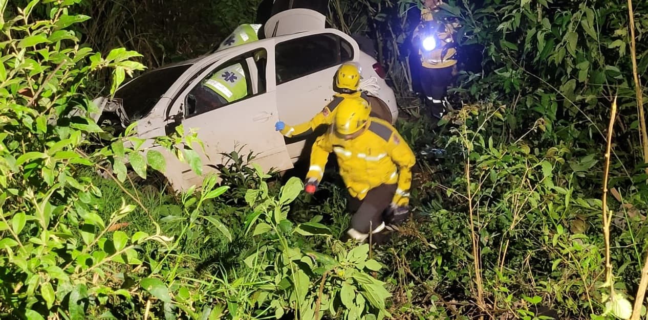 Carro sai da pista e despenca em ribanceira na SC-160, em Saudades (Foto: Divulgação CBM)