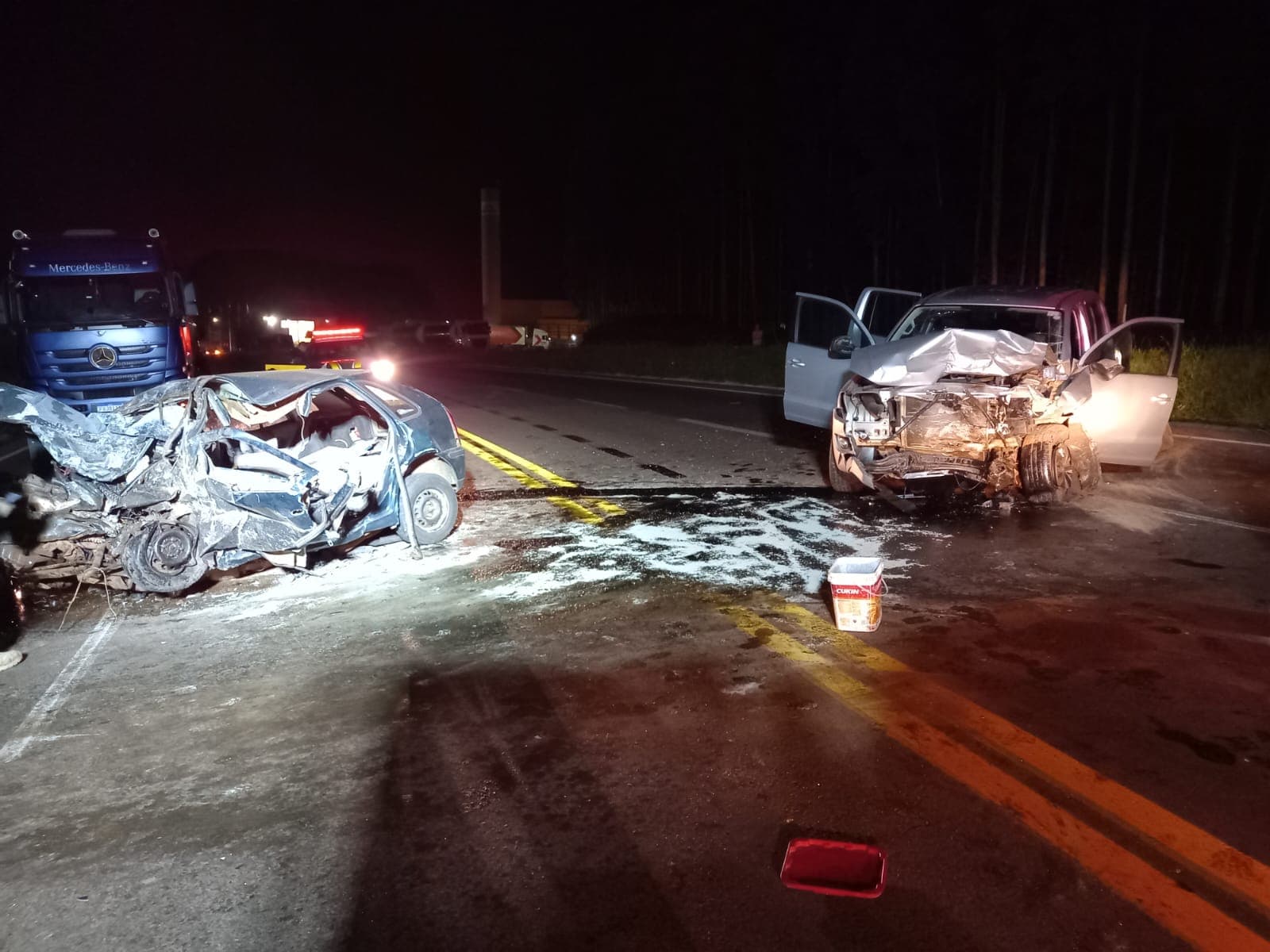 Gol e Amarok se envolvem em grave acidente (Foto: Corpo de Bombeiros)