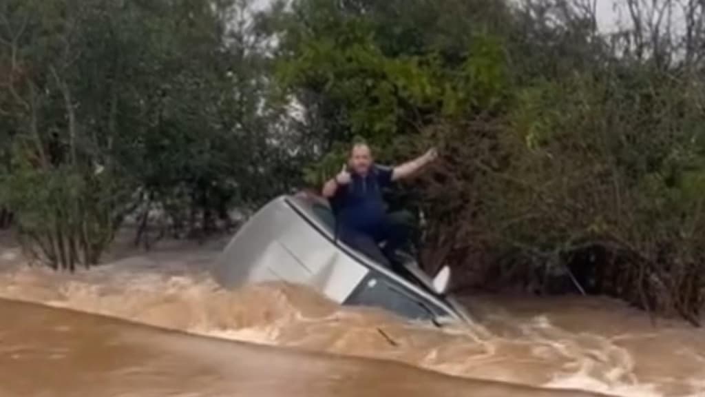 Momento em que sobrevivente recebe ajuda (Foto: Divulgação)