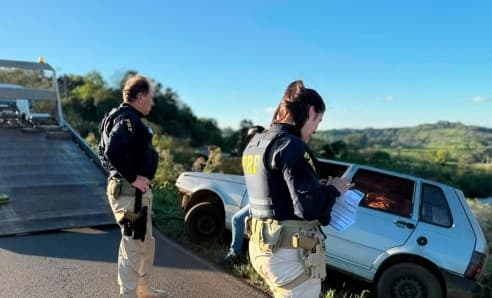 Condutor dorme dentro de automóvel quase caindo em barranco