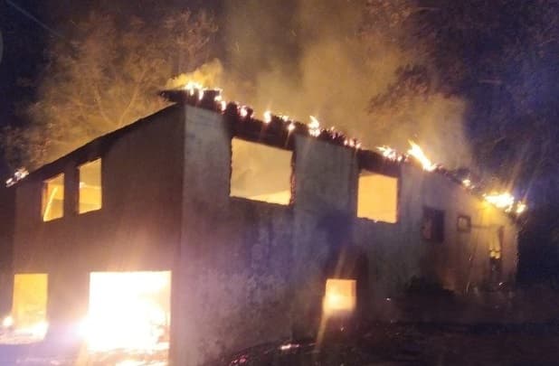 Imóvel foi totalmente atingido pelas chamas (Foto: Corpo de Bombeiros)