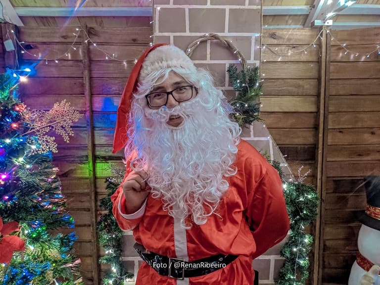 Papei Noel irá distribuir doces e tirar fotos com crianças na praça de Pinhalzinho (Foto: Renam Ribeiro )
