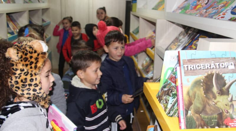 Crianças da escola municipal estão visitando o ônibus  (Foto: Ascom)