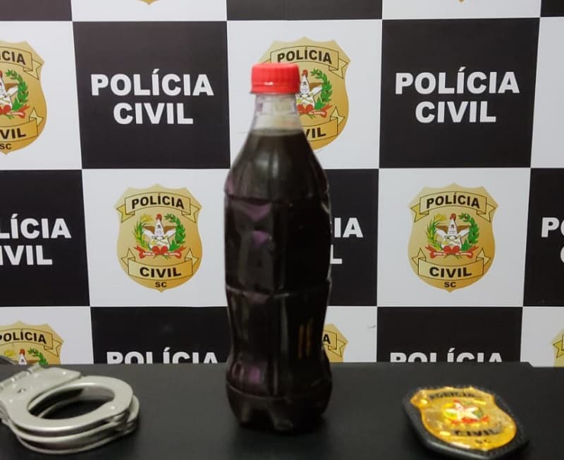 Neto coloca veneno na xícara e oferece café a avó