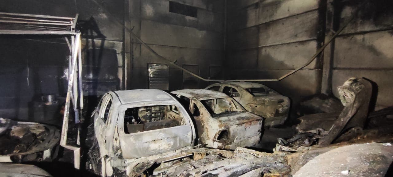 Oficina pega fogo em Chapecó; 16 veículos atingidos