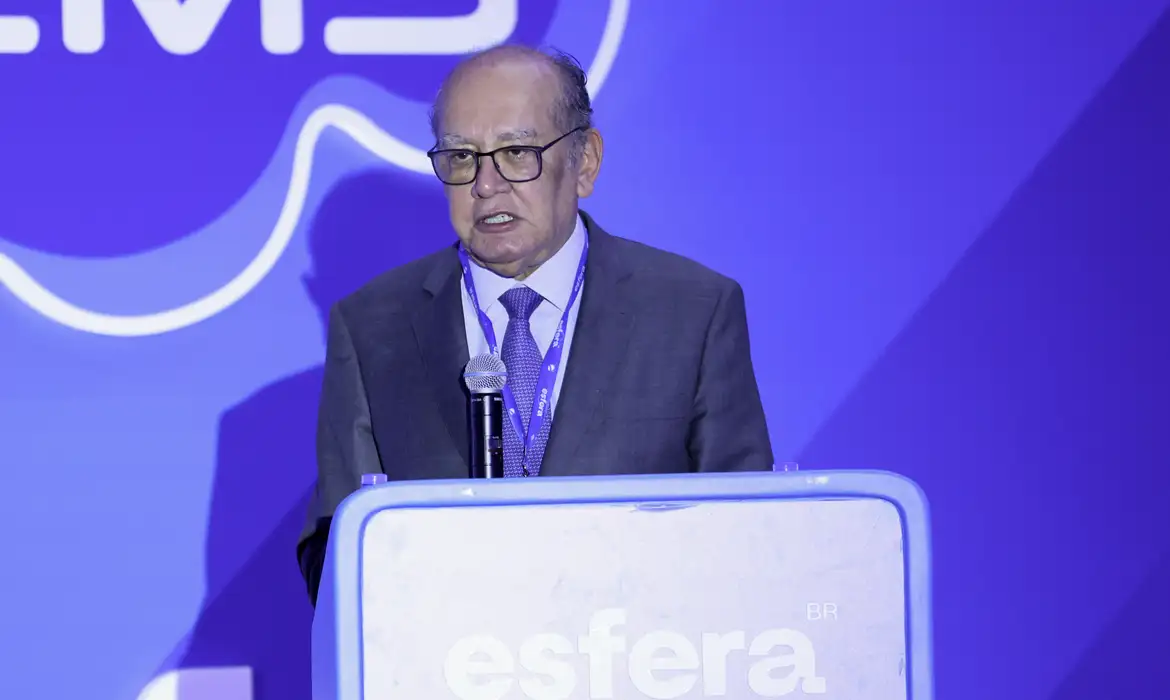 Gilmar Mendes defende Moraes e nega crise no STF após prisão de Bolsonaro