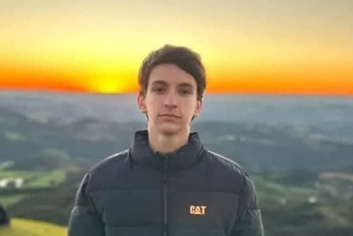 Rapaz filma amigo em moto, é atropelado e condutor morre
