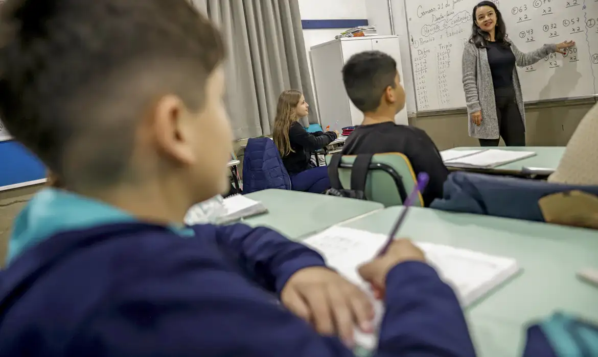 Professores brasileiros perdem uma hora de aula a cada cinco para manter a disciplina
