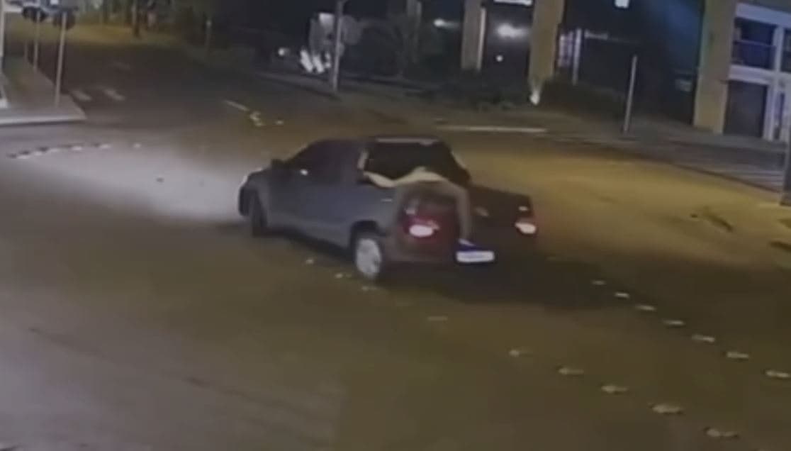 6 km! Câmera mostra piloto de Honda sendo levado sobre caçamba de Strada