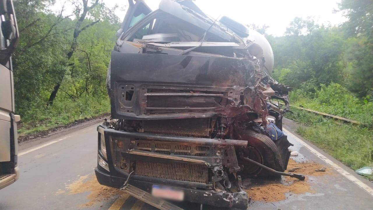 Carreta ficou totalmente destruída (Foto: PRF)