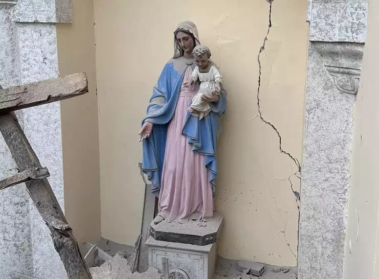 Imagem da santa ficou intacta (Foto: Facebook / Antuan Ilgit)
