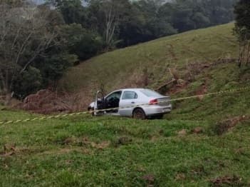 Voyage foi encontrado parado em local íngreme (Foto: Corpo de Bombeiros)