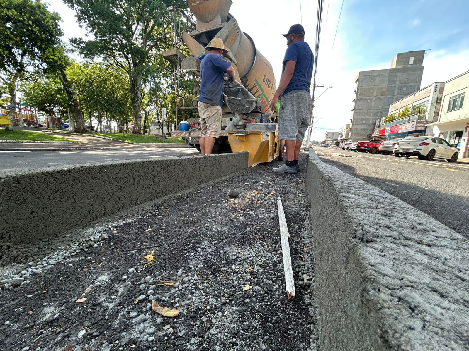 Execução dos canteiros centrais da avenida em Nova Erechim (Foto: Gilmar Bortese)