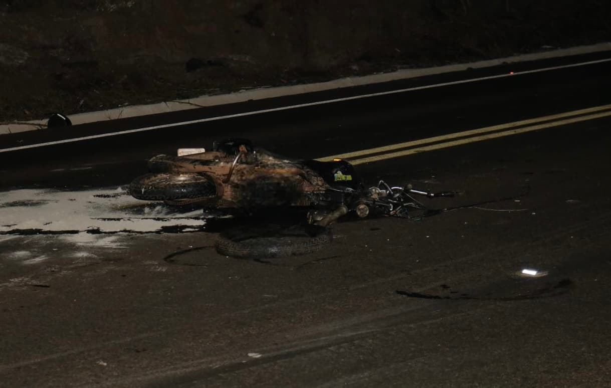 Motociclista não resistiu aos ferimentos (Foto: Henrique Paulo Koch)