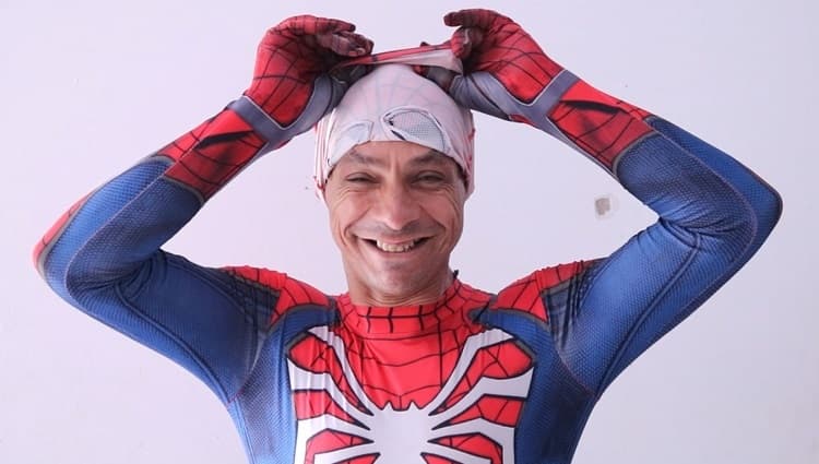Adelir usa fantasia a mais de dois anos (Foto: Renan Ribeiro)