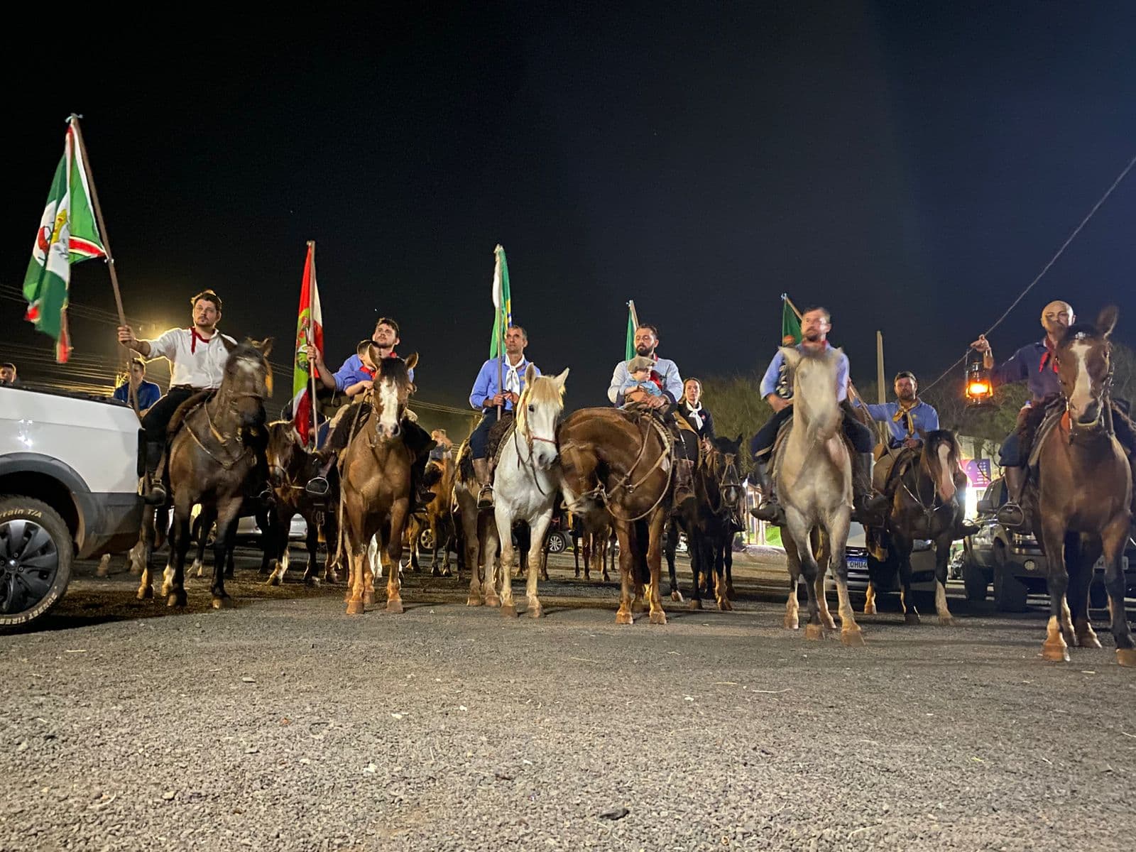 Semana Farroupilha é aberta em Pinhalzinho com chegada da chama crioula e homenagens