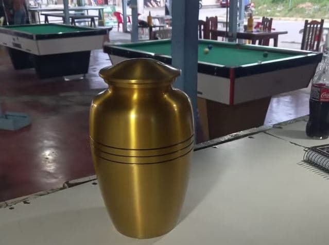 Urna funerária é deixada em comércio e muda rotina no local