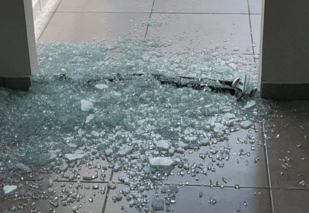 Enfurecido também quebrou vidros no hospital  (Foto: Ilustração)