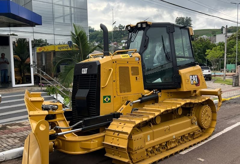 Águas Frias recebe novo trator de esteiras através do programa “Santa Catarina Levada a Sério”