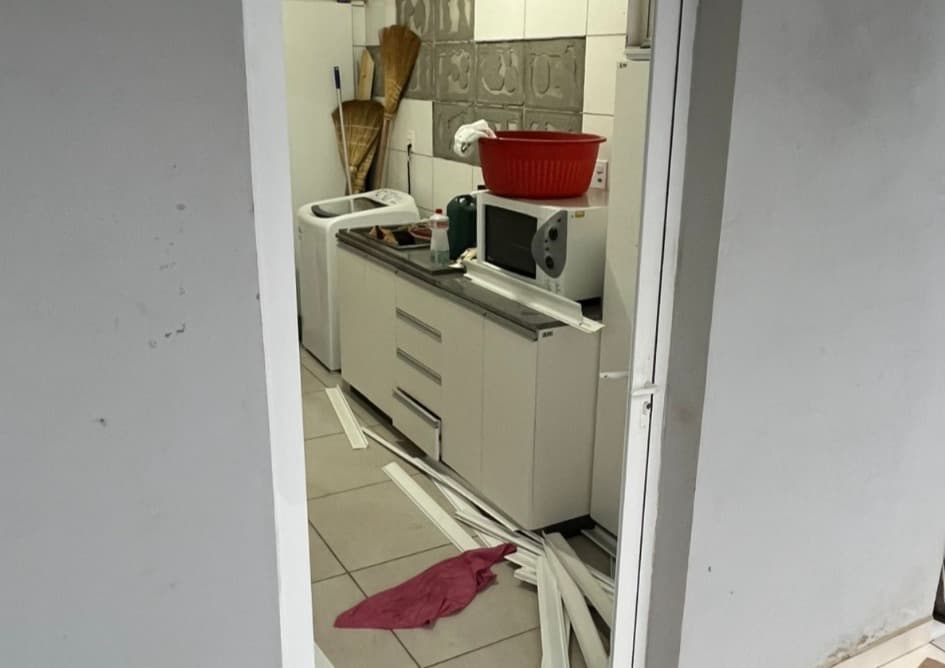 Bandidos quebrarm a porta de vidro e entraram na unidade (Foto: Gilmar Bortese)