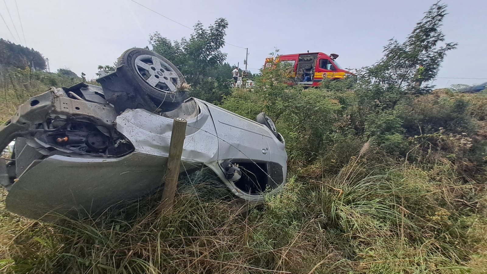 Carro capotou às margens da rodovia (Foto: Corpo de Bombeiros)
