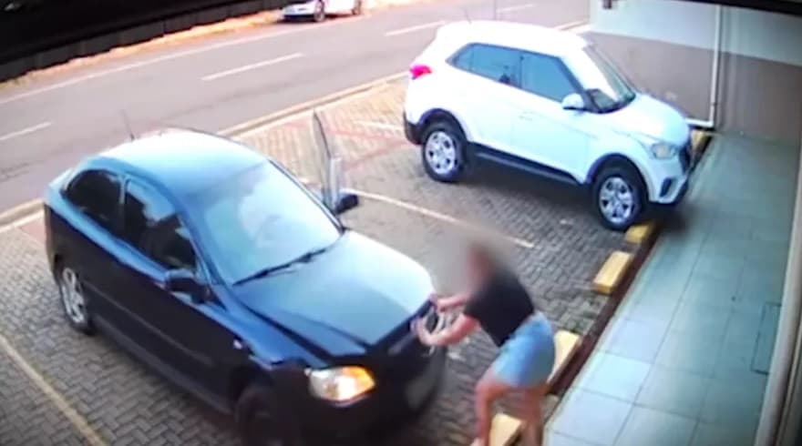 Desespero de mulher quando carro se move (Foto: Divulgação)