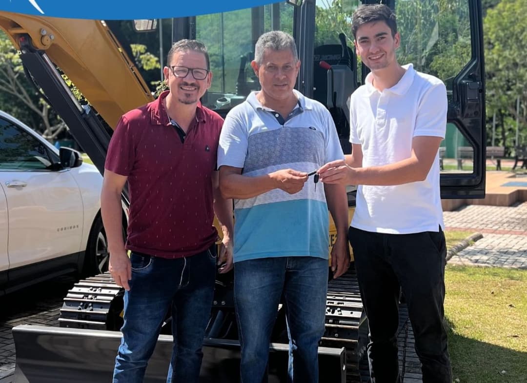 Prefeitura de Águas Frias recebe mini escavadeira para agilizar serviços 