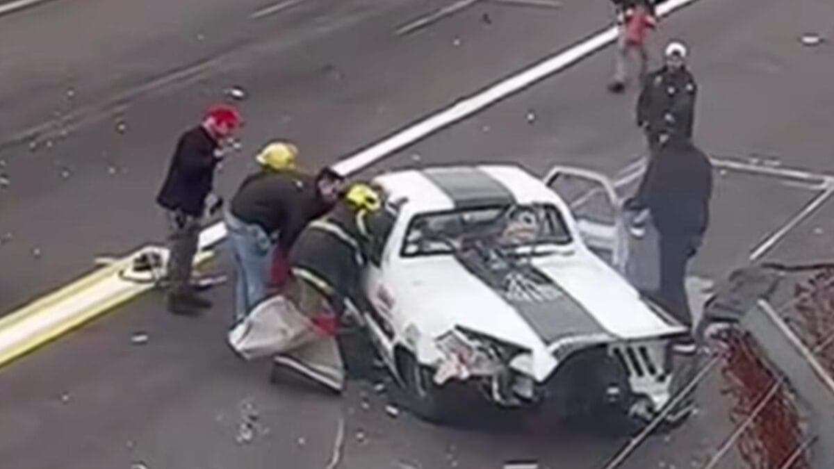 Vítima escapou ilesa; carro despedaçou (Foto: Reprodução)