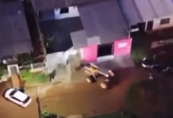 Imagem do momento da utilização da máquina (Foto: Polícia Civil)