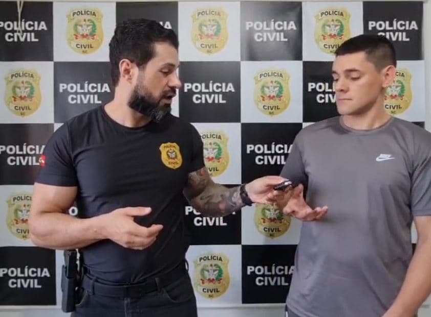 Autoridade entregando chave do pertence da vítima (Foto: Polícia Civil)