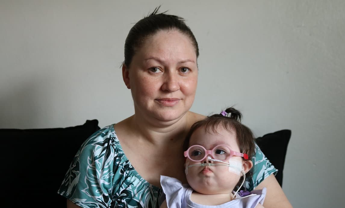 Eduarda ainda busca vaga para tratamento de fisioterapia (Foto: Henrique Paulo Koch)