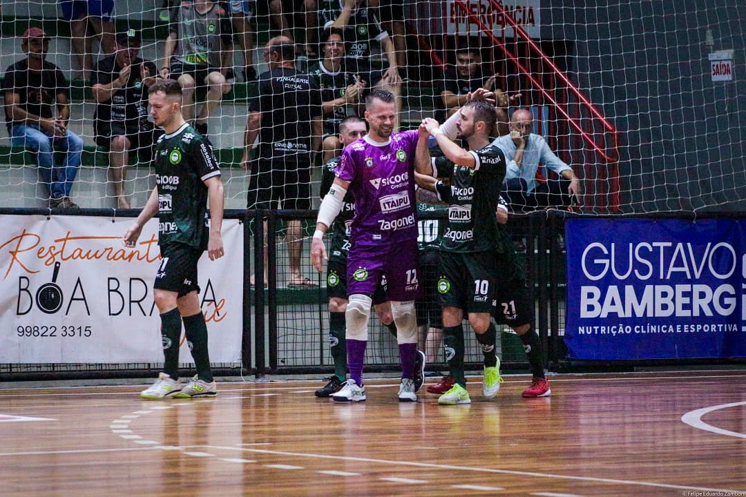Léo Roos balançou a rede duas vezes para a Pinhalense e fez com a torcida (Foto: Felipe Eduardo Zamboni)