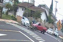 Motociclista é arremessado (Foto: Câmeras de segurança)