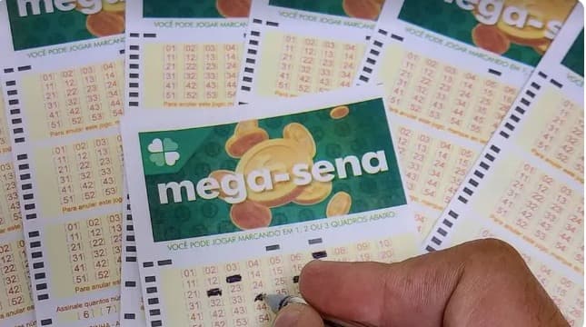 Ganhador retira prêmio da Mega da Virada  (Foto: Agencia Brasil)