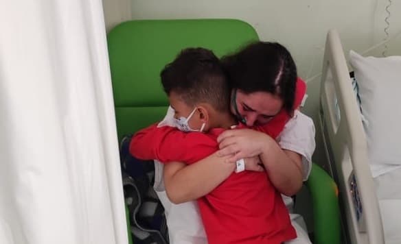 Mãe recebeu abraço do filho em Xanxerê (Foto: Hospital Regional São Paulo)