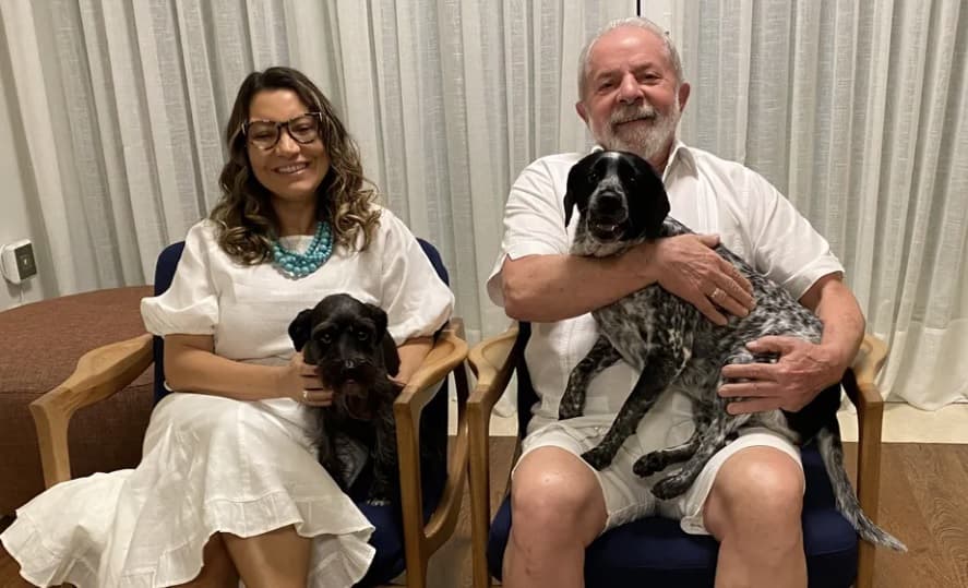 Lula e Janja com as cachorrinhas Resistência e Paris Reprodução (Foto: Divulgação )