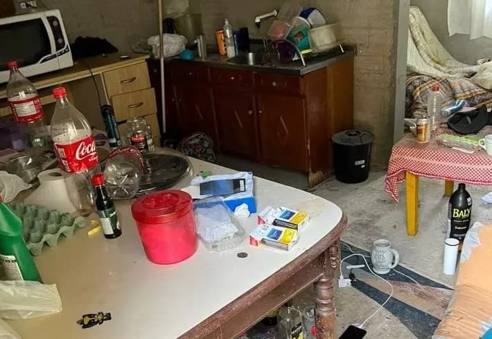 Amigo usa produtos de limpeza para disfarçar cheiro de corpo