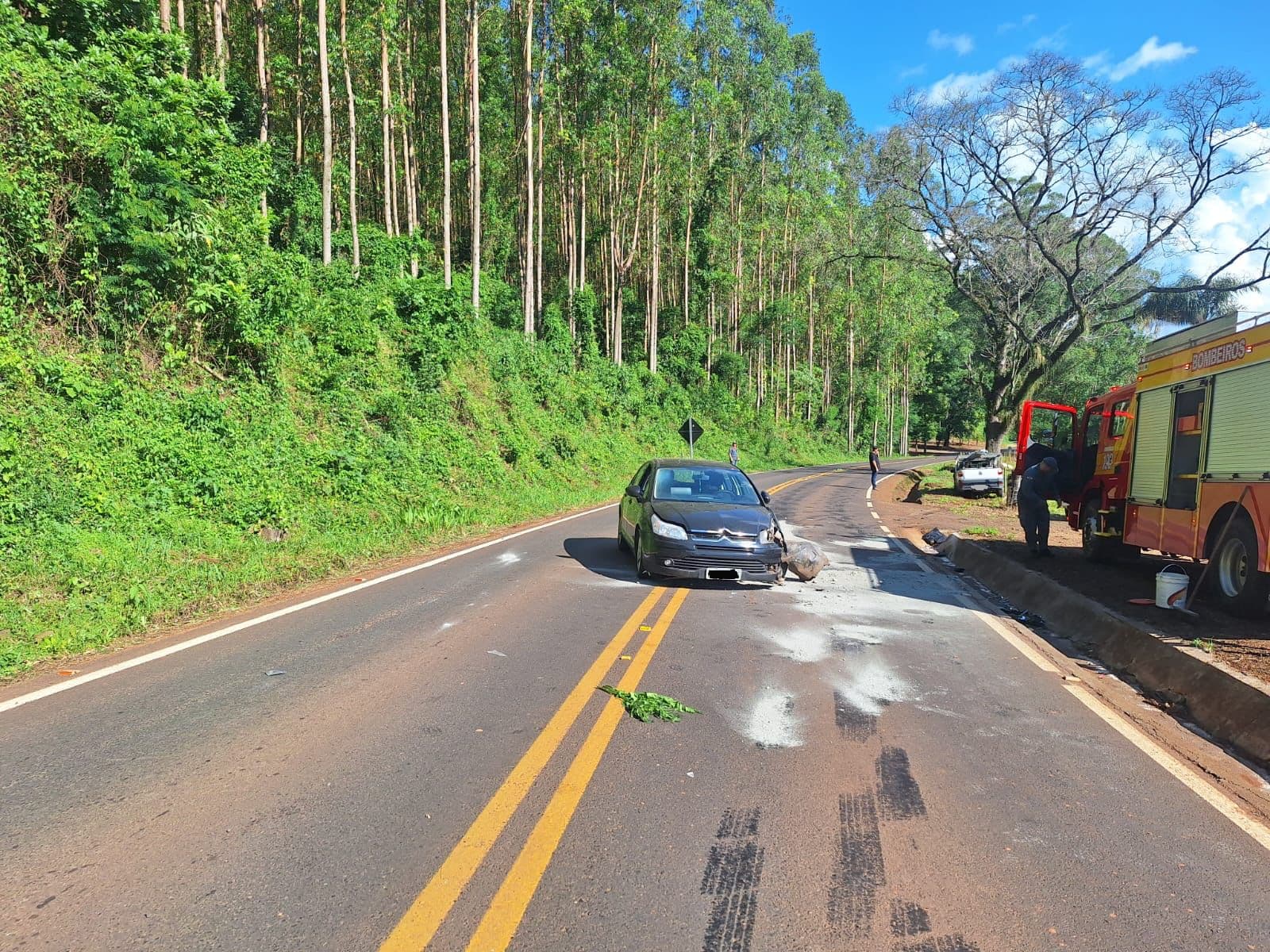 Ultrapassagem arriscada termina em colisão frontal