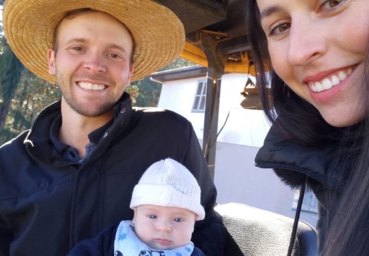 Mateus, o filho e a esposa em propriedade (Foto: Arquivo pessoal)