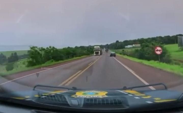 Flagra impressionante: motorista capota Vectra em alta velocidade